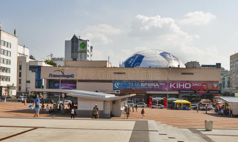 kiev planetarium pedestrians 