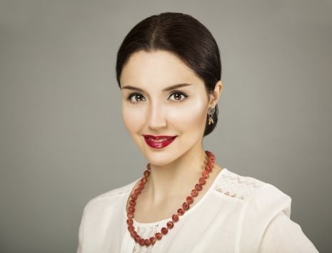 Are you looking for a Russian woman speaking English or French?